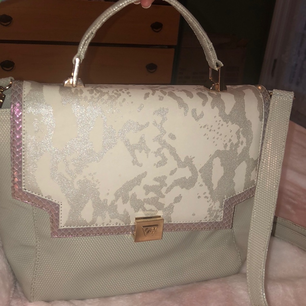 Kelly Wynne Crossbody Bag